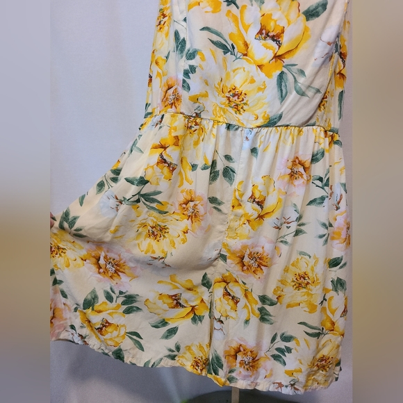 Old Navy floral summer romper- Size XL womens - Picture 2 of 5